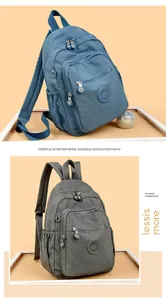 Vue détaillée du sac à dos en nylon lavé bleu et gris avec plusieurs poches zippées