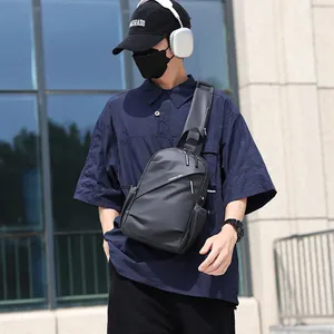 Sac de poitrine homme imperméable en tissu technique noir mat pour sport de plein air