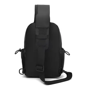 Sac bandoulière homme en tissu technique étanche avec sangle et poches latérales