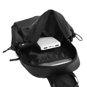 Sac bandoulière étanche en tissu technique pour homme avec grand compartiment