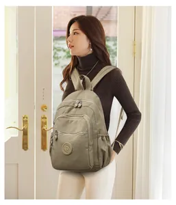 Détails macro du sac à dos en nylon kaki avec tissu imperméable et poches fonctionnelles