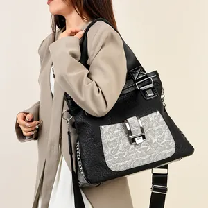 Damen-Handtasche aus schwarzem Schlangenleder mit silbernen Nieten und breitem Gurt