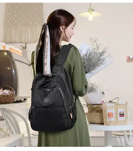 Detail van een waterdichte nylon rugzak met decoratieve zijden sjaal in een café