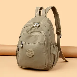 Sac à dos en nylon délavé imperméable kaki avec plusieurs poches et badge circulaire