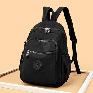 Sac à dos noir en nylon lavé avec plusieurs zips et poches latérales pour femme