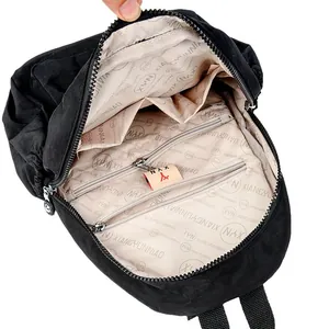 Structure interne du sac à dos en nylon noir avec poches et doublure logo beige