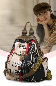 Détail du sac à dos graffiti tendance avec larges bretelles et charmes stylés