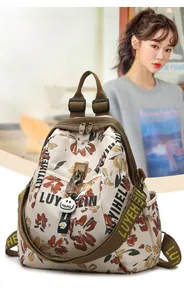Détail du sac à dos fleuri imperméable montrant le tissu et le fermoir antivol