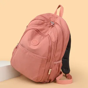Roze waterdichte laptoprugzak van nylon met meerdere vakken en schouderbanden