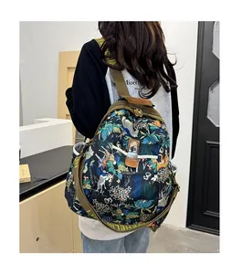 Détail d'un sac à dos imprimé animal tropical avec zèbres et boucle de sécurité