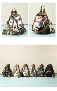 Vue macro du sac à dos triangulaire en nylon imperméable avec boucle en métal et motifs