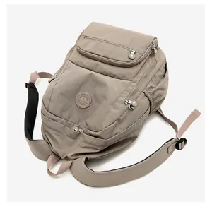 Vue détaillée du sac à dos en nylon imperméable kaki avec poches multiples et bretelles