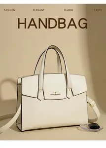 Dettaglio elegante borsa beige in pelle martellata con logo a canguro dorato e manico