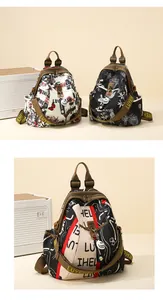 Gros plan de trois sacs à dos en nylon colorés avec imprimés floraux et bretelles lettrées