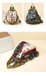 Détail de sacs à dos colorés avec motifs et bandoulières logotées de marque