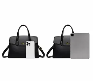 Confronto delle dimensioni della borsa nera con uno smartphone e un tablet digitale