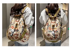 Détails du sac à dos en toile fleurie avec sangle à logo et boucle métallique
