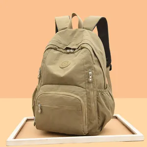Sac à dos minimaliste en tissu lavé kaki avec plusieurs fermetures éclair et poches