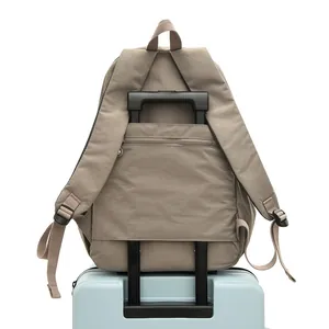 Sac à dos de voyage kaki avec sangle de bagage et poche antivol sur le dos