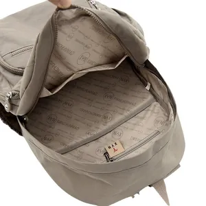 Intérieur spacieux du sac à dos en nylon kaki avec compartiments et doublure durable