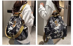 Détail du sac à dos à imprimé floral avec bretelles jaunes lettrées et poche latérale