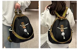 Détail du sac à dos en nylon imperméable avec sangles logo jaunes et breloque smiley