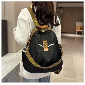 Détail du sac à dos en nylon noir avec bretelles imprimées LUYEHEL et boucle en cuir