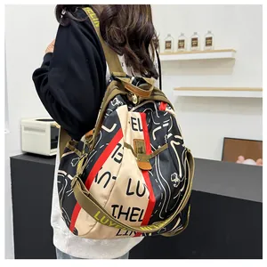 Détail du sac à dos graffiti coloré avec boucle de sécurité et sangle LUYELIN sur modèle
