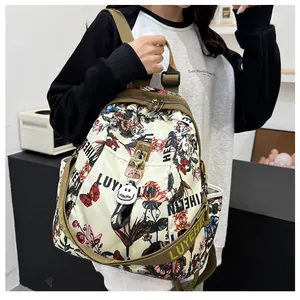 Vue détaillée de l'imprimé papillon coloré sur le sac à dos ivoire avec des bretelles