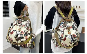 Détail du sac à dos imprimé papillon avec poches multiples et bretelles vert olive