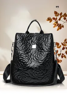 Détail du sac à dos en cuir matelassé noir avec broderie de roses 3D et boucles en métal