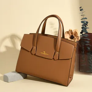 Elegante borsa a mano in pelle marrone con logo canguro dorato per donne in carriera