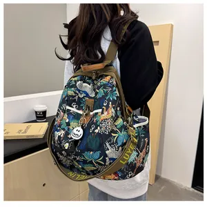 Détail macro du sac à dos imprimé jungle tropicale avec motifs de zèbre et de girafe