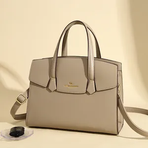 Elegante borsa a mano in pelle kaki con logo a canguro, doppi manici e tracolla