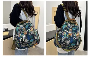 Détail du sac à dos imprimé jungle avec larges bretelles lettrées et pendentif