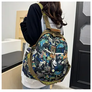 Détail du sac à dos imprimé forêt tropicale avec larges bretelles jacquard et motifs zèbre