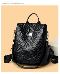 Détail du sac à dos en cuir PU noir avec surpiqûres roses et crochets métalliques