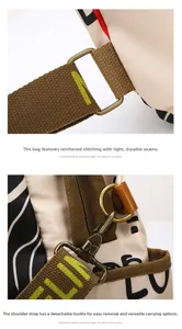 Détail des boucles en métal bronze et de la sangle en nylon imprimée sur le sac à dos