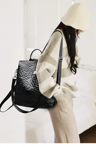 Détail du motif de rose en relief 3D et texture cuir PU sur le sac à dos noir