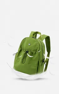 Detail van de waterbestendige groene nylon rugzak met een lichtgewicht van slechts 0,25kg