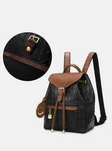 Détail de la poche avant zippée sur un sac à dos matelassé avec charme en cuir