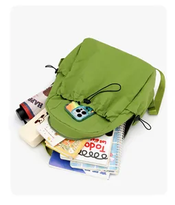 Binnenzicht van de groene nylon rugzak met grote capaciteit voor boeken, paraplu en mobiel