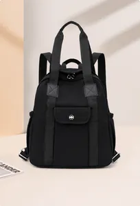 Detail eines wasserdichten schwarzen Nylon-Rucksacks mit rundem Metalldrehverschluss