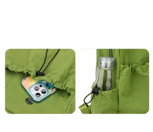 Details van groene waterbestendige nylon rugzak met trekkoord voor- en zijzakken