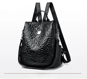 Vue latérale du sac à dos en cuir synthétique noir avec motif de roses matelassées