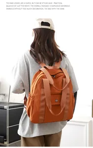 Detail eines wasserfesten Nylon-Rucksacks in Caramel-Orange mit Seitentaschen für Reisen