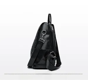Détail du sac à dos en cuir PU noir montrant le gaufrage floral et les crochets en métal