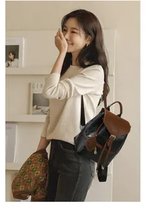Vue lifestyle du sac à dos matelassé avec cordon et contraste cuir sur mannequin