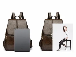Comparación de tamaño de la mochila vintage marrón con un iPad de 8,3 pulgadas y revista A4