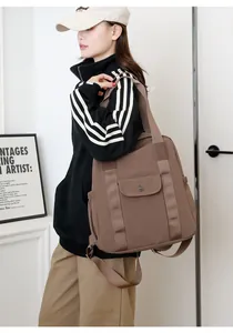 Details eines wasserdichten braunen Nylon-Rucksacks mit verstärkten Gurten und Tasche